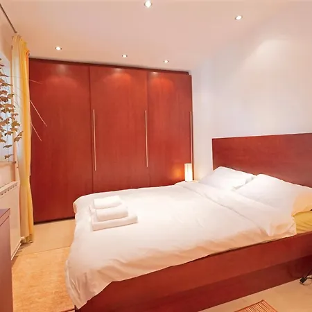 Papillon- Free Parking *