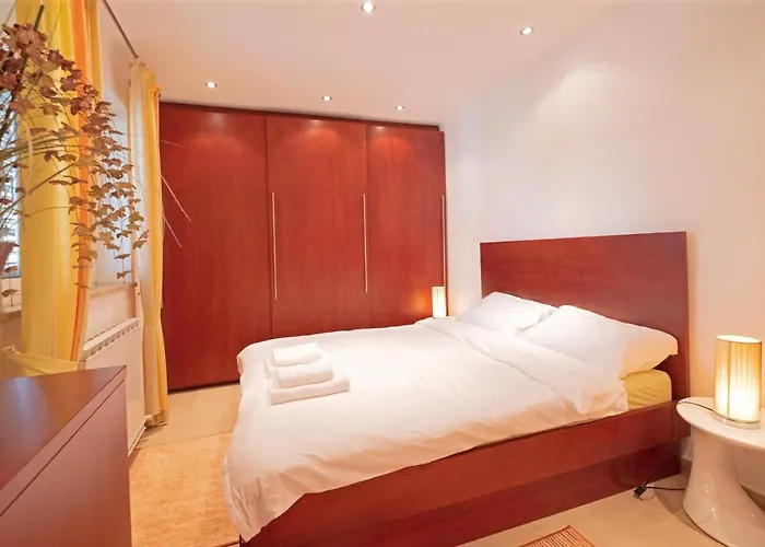 Papillon- Free Parking *